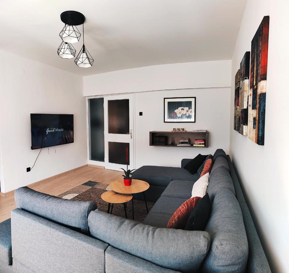 Spacious And Modern Apartment In Town Center 코니츠 외부 사진