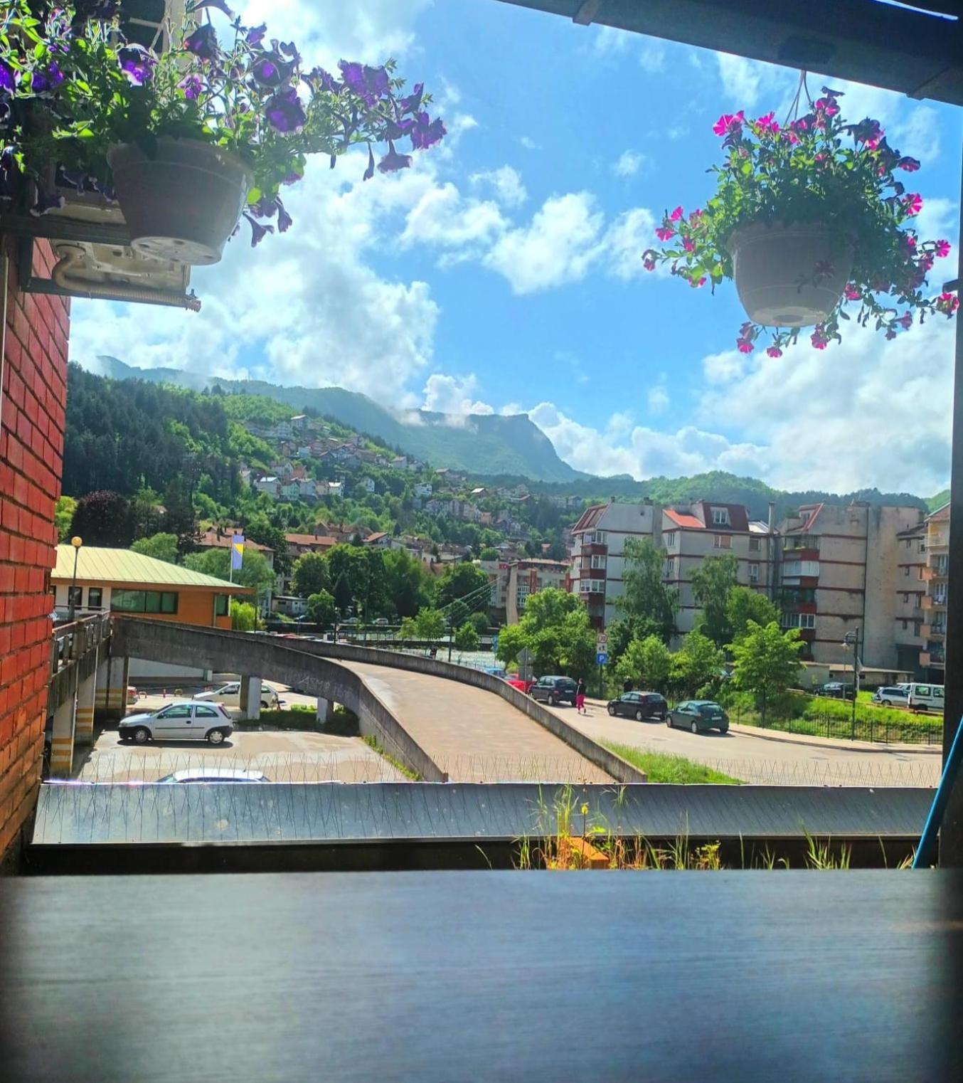 Spacious And Modern Apartment In Town Center 코니츠 외부 사진